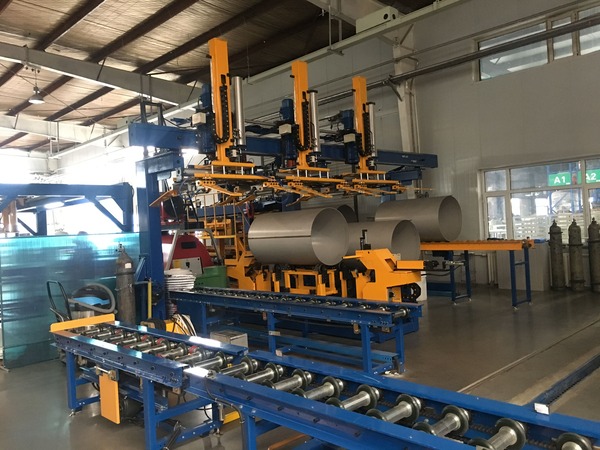 Automatic welding equipment for inner cylinder